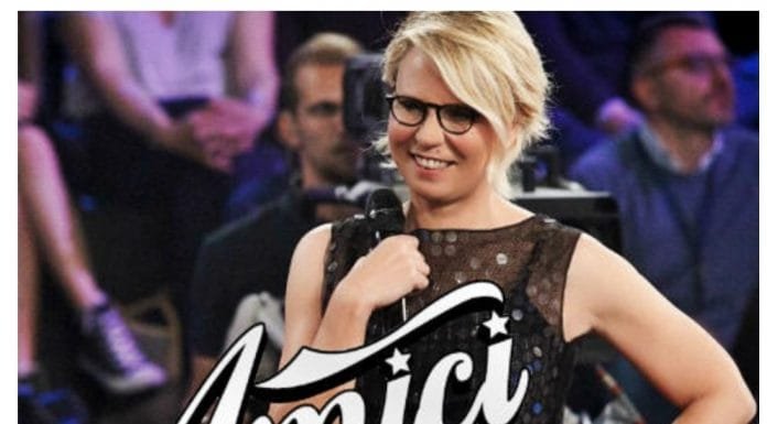 EX DI AMICI CHIEDE IN DIRETTA TELEVISIVA DALL’ALBANIA A MARIA DE FILIPPI LA MODIFICA DELLA CLASSIFICA FINALE .