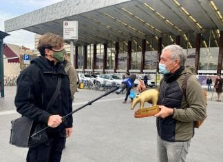 MASSIMO GILETTI LECCA LE GAMBE A NUNZIA DE GIROLAMO E SI BECCA UN TAPIRO D’ORO