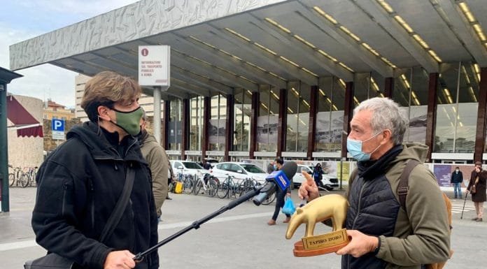 MASSIMO GILETTI LECCA LE GAMBE A NUNZIA DE GIROLAMO E SI BECCA UN TAPIRO D’ORO