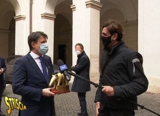 A STRISCIA LA NOTIZIA TAPIRO D’ORO A GIUSEPPE CONTE, «DIMISSIONARIO, MA ANCORA PRESIDENTE»