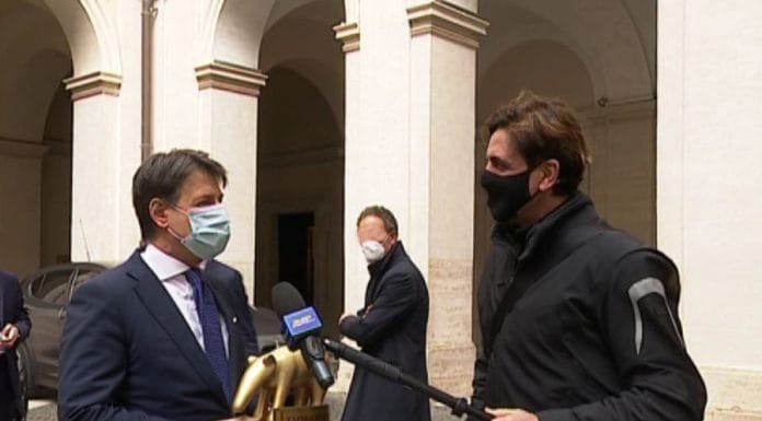 A STRISCIA LA NOTIZIA TAPIRO D’ORO A GIUSEPPE CONTE, «DIMISSIONARIO, MA ANCORA PRESIDENTE»