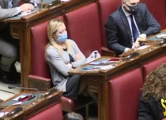 GIORGIA MELONI SCOSCIATA A SUA INSAPUTA AL TG3
