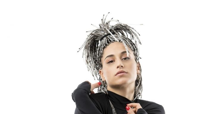 GIULIA MOLINO DI AMICI INTONA UN INNO D’AMORE PER NAPOLI