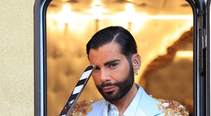 FEDERICO FASHION STYLE ALLA GUIDA DEL BUS DELLA BELLEZZA