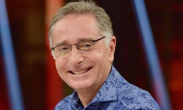 PAOLO BONOLIS OMAGGIATO DA MAURIZIO COSTANZO