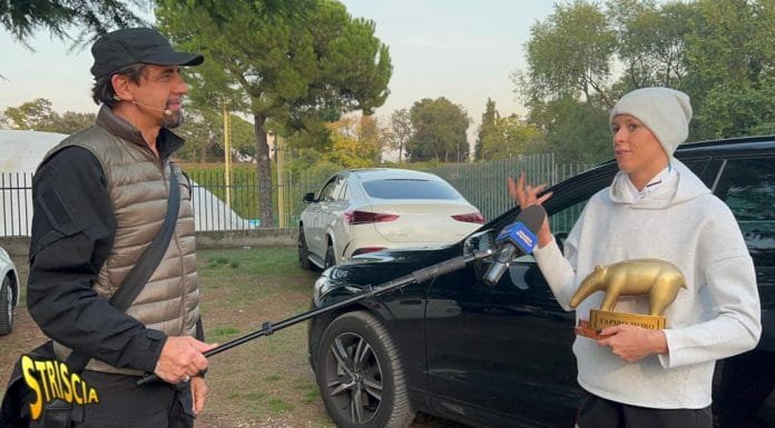 FEDERICA PELLEGRINI “SCENDE DAL PIEDISTALLO” PER RICEVERE IL TAPIRO D’ORO