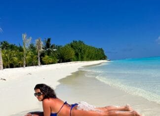 CLAUDIA LETIZIA TRA SABBIA DORATA E ACQUE CRISTALLINE