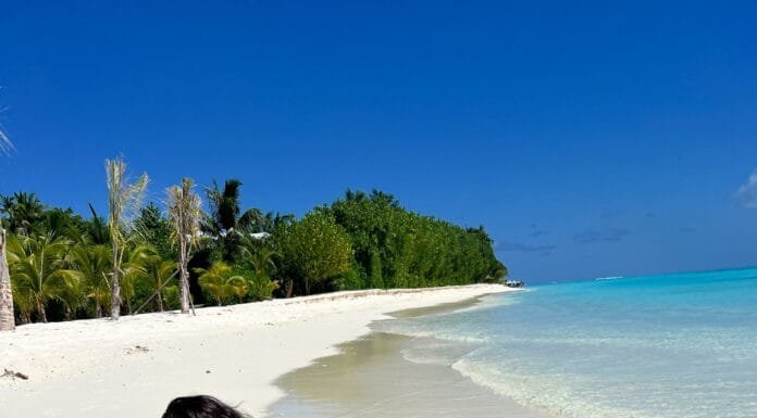 CLAUDIA LETIZIA TRA SABBIA DORATA E ACQUE CRISTALLINE