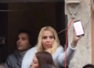 VALERIA MARINI SUPERSTAR: SELFIE SHOW ALLA MESSA DEL PAPA!