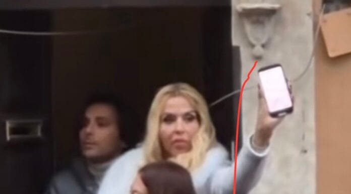 VALERIA MARINI SUPERSTAR: SELFIE SHOW ALLA MESSA DEL PAPA!