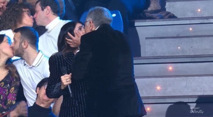 Paolo Bonolis bacia a sorpresa Giorgia a Taratata: Emanuel Lo risponde con ironia epica