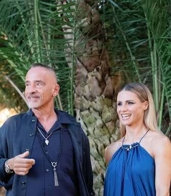 Eros e Michelle, la forza del “dopo”: sorrisi, abbracci e complicità al matrimonio di Aurora